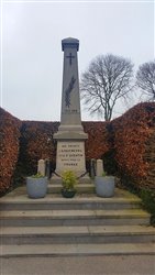 Le monument aux morts<br>Auquemesnil